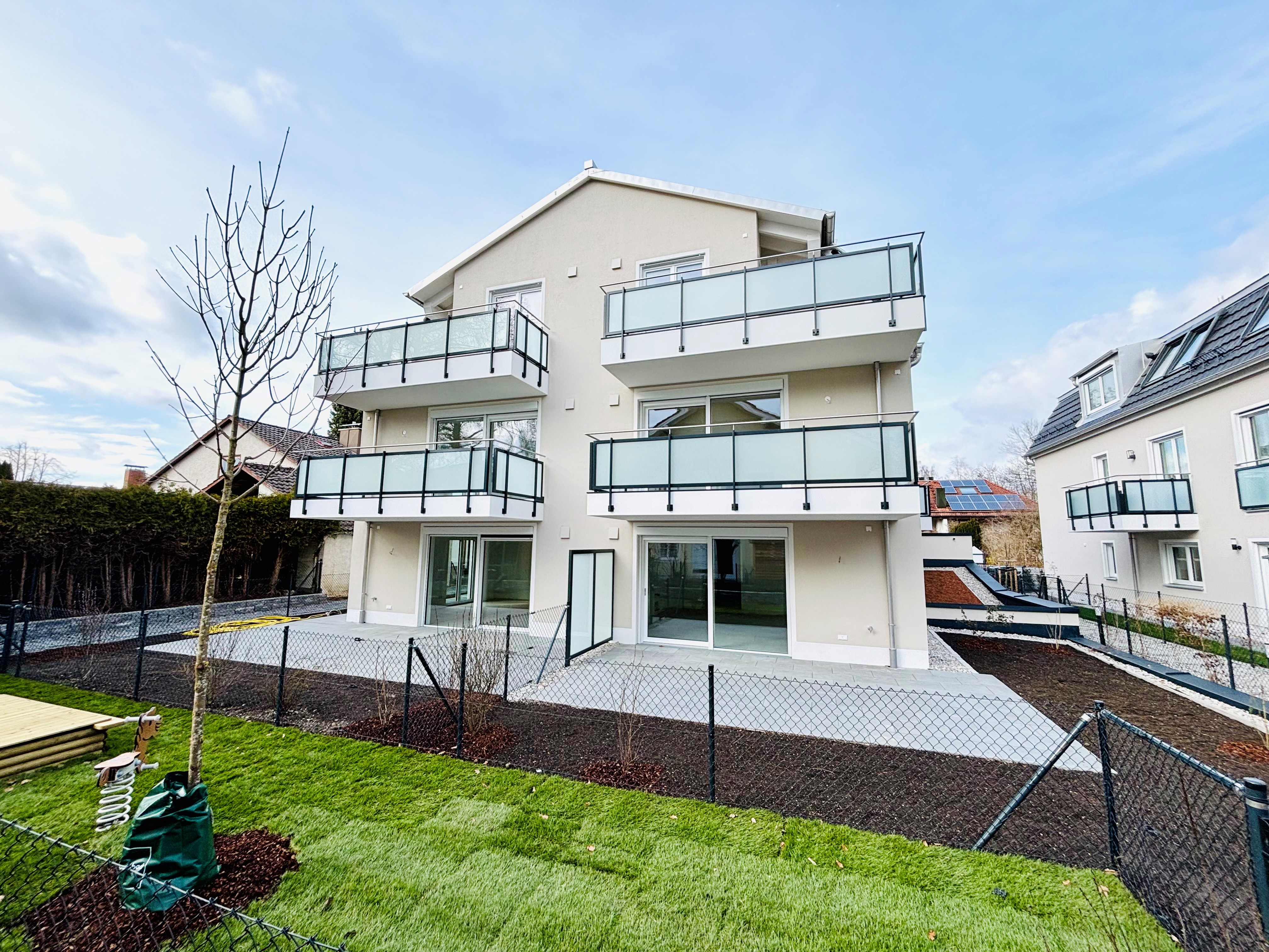 Bauvorhaben fertiggestellt- Exklusive Stadtvilla Waldperlach mit nur 6 Wohneinheiten und Tiefgarage -  Waldperlacher Str. 66  in 81739 München  