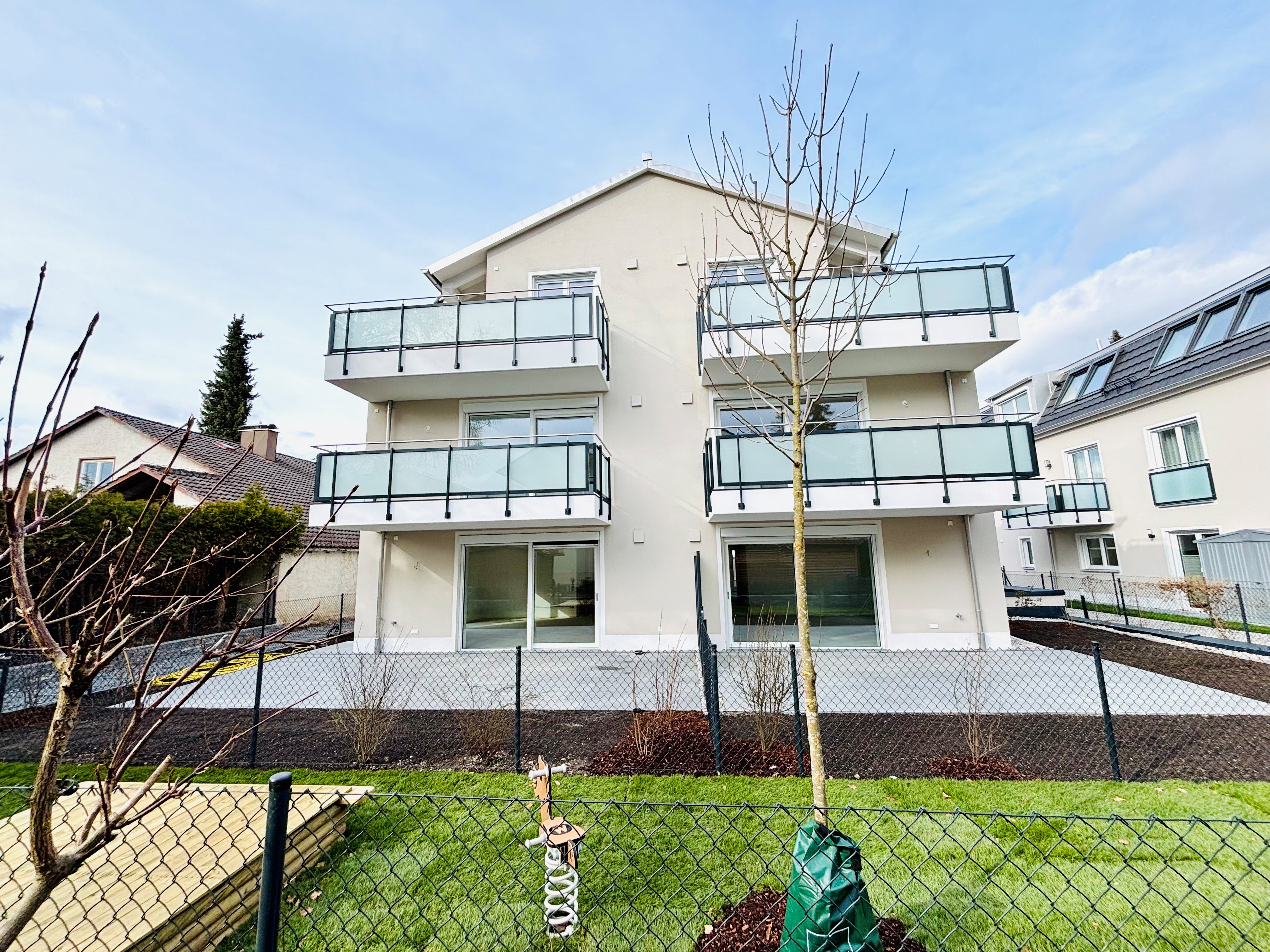 Bauvorhaben fertiggestellt- Exklusive Stadtvilla Waldperlach mit nur 6 Wohneinheiten und Tiefgarage -  Waldperlacher Str. 66  in 81739 München  